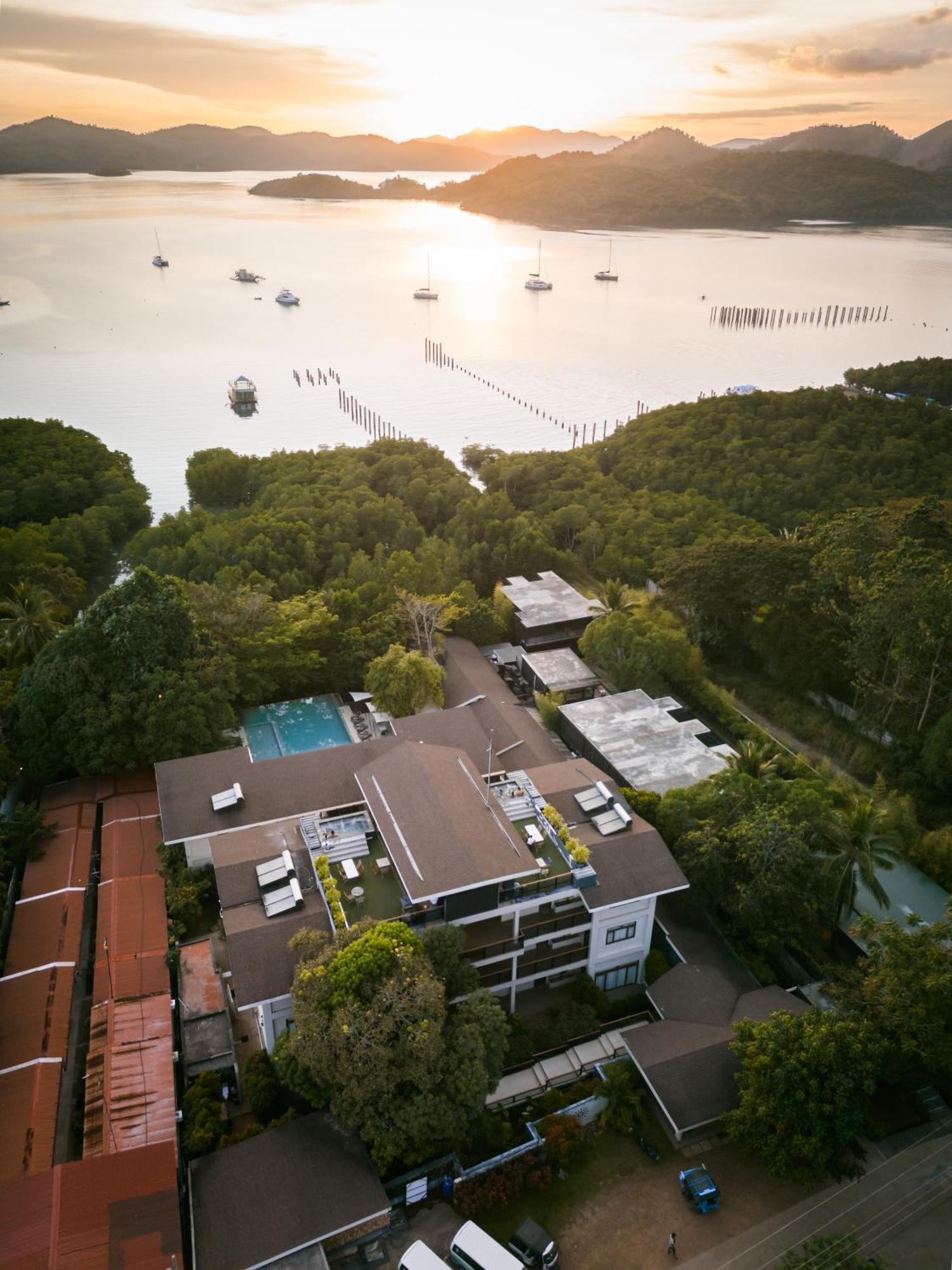 The Funny Lion - Coron Hotell Exteriör bild
